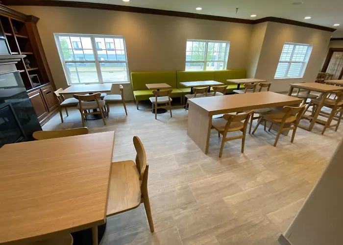 Country & By Radisson, North, Il 4*