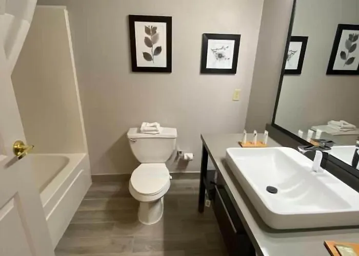 Country & By Radisson, North, Il 4*